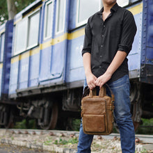 โหลดรูปภาพลงในเครื่องมือใช้ดูของ Gallery กระเป๋าหนังผู้ชาย/กระเป๋าหนังสะพายข้างผู้ชาย สีนํ้าตาล รุ่น B-LBR-1115