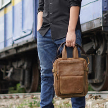 โหลดรูปภาพลงในเครื่องมือใช้ดูของ Gallery กระเป๋าหนังผู้ชาย/กระเป๋าหนังสะพายข้างผู้ชาย สีนํ้าตาล รุ่น B-LBR-1115