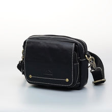 โหลดรูปภาพลงในเครื่องมือใช้ดูของ Gallery กระเป๋าสะพายข้างหนังแท้ รุ่น B-BK-1263-2