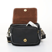 โหลดรูปภาพลงในเครื่องมือใช้ดูของ Gallery กระเป๋าสะพายข้างหนังแท้ รุ่น B-BK-1263-2