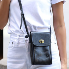 โหลดรูปภาพลงในเครื่องมือใช้ดูของ Gallery กระเป๋าหนังผู้หญิง /กระเป๋าหนังสะพายข้างผู้หญิง สีดำ รุ่น B-BK-3056