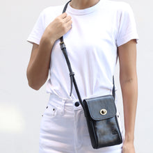 โหลดรูปภาพลงในเครื่องมือใช้ดูของ Gallery กระเป๋าหนังผู้หญิง /กระเป๋าหนังสะพายข้างผู้หญิง สีดำ รุ่น B-BK-3056