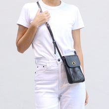 โหลดรูปภาพลงในเครื่องมือใช้ดูของ Gallery กระเป๋าหนังผู้หญิง /กระเป๋าหนังสะพายข้างผู้หญิง สีดำ รุ่น B-BK-3056