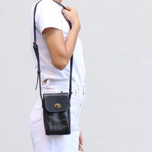 โหลดรูปภาพลงในเครื่องมือใช้ดูของ Gallery กระเป๋าหนังผู้หญิง /กระเป๋าหนังสะพายข้างผู้หญิง สีดำ รุ่น B-BK-3056