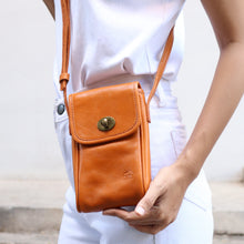 โหลดรูปภาพลงในเครื่องมือใช้ดูของ Gallery กระเป๋าหนังผู้หญิง /กระเป๋าหนังสะพายข้างผู้หญิง สีน้ำตาล รุ่น B-LBR-3056