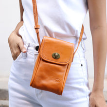 โหลดรูปภาพลงในเครื่องมือใช้ดูของ Gallery กระเป๋าหนังผู้หญิง /กระเป๋าหนังสะพายข้างผู้หญิง สีน้ำตาล รุ่น B-LBR-3056