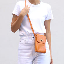 โหลดรูปภาพลงในเครื่องมือใช้ดูของ Gallery กระเป๋าหนังผู้หญิง /กระเป๋าหนังสะพายข้างผู้หญิง สีน้ำตาล รุ่น B-LBR-3056