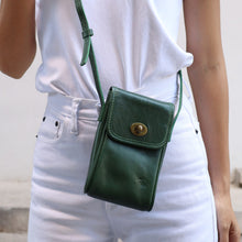โหลดรูปภาพลงในเครื่องมือใช้ดูของ Gallery กระเป๋าหนังผู้หญิง /กระเป๋าหนังสะพายข้างผู้หญิง สีเขียวรุ่น B-GRE-3056