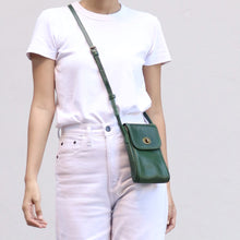 โหลดรูปภาพลงในเครื่องมือใช้ดูของ Gallery กระเป๋าหนังผู้หญิง /กระเป๋าหนังสะพายข้างผู้หญิง สีเขียวรุ่น B-GRE-3056