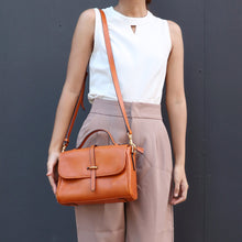 โหลดรูปภาพลงในเครื่องมือใช้ดูของ Gallery กระเป๋าหนังผู้หญิง /กระเป๋าหนังสะพายข้างผู้หญิง สีน้ำตาลรุ่น B-LBR-1297