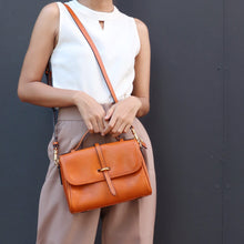 โหลดรูปภาพลงในเครื่องมือใช้ดูของ Gallery กระเป๋าหนังผู้หญิง /กระเป๋าหนังสะพายข้างผู้หญิง สีน้ำตาลรุ่น B-LBR-1297