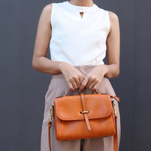 โหลดรูปภาพลงในเครื่องมือใช้ดูของ Gallery กระเป๋าหนังผู้หญิง /กระเป๋าหนังสะพายข้างผู้หญิง สีน้ำตาลรุ่น B-LBR-1297