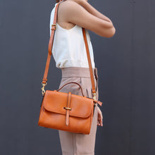 โหลดรูปภาพลงในเครื่องมือใช้ดูของ Gallery กระเป๋าหนังผู้หญิง /กระเป๋าหนังสะพายข้างผู้หญิง สีน้ำตาลรุ่น B-LBR-1297