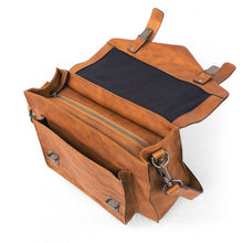 โหลดรูปภาพลงในเครื่องมือใช้ดูของ Gallery กระเป๋าหนังสะพายข้างผู้ชาย