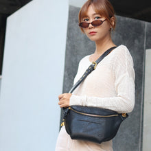 โหลดรูปภาพลงในเครื่องมือใช้ดูของ Gallery กระเป๋าหนังผู้หญิง /กระเป๋าหนังคาดอกผู้หญิง สีน้ำดำรุ่น B-BK-6094