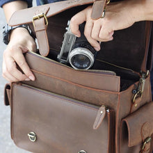 โหลดรูปภาพลงในเครื่องมือใช้ดูของ Gallery กระเป๋าหนังสะพายข้างผู้ชาย