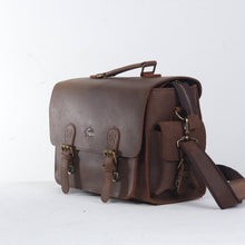 โหลดรูปภาพลงในเครื่องมือใช้ดูของ Gallery กระเป๋าหนังสะพายข้างผู้ชาย