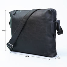 โหลดรูปภาพลงในเครื่องมือใช้ดูของ Gallery กระเป๋าหนังสะพายข้างผู้ชาย