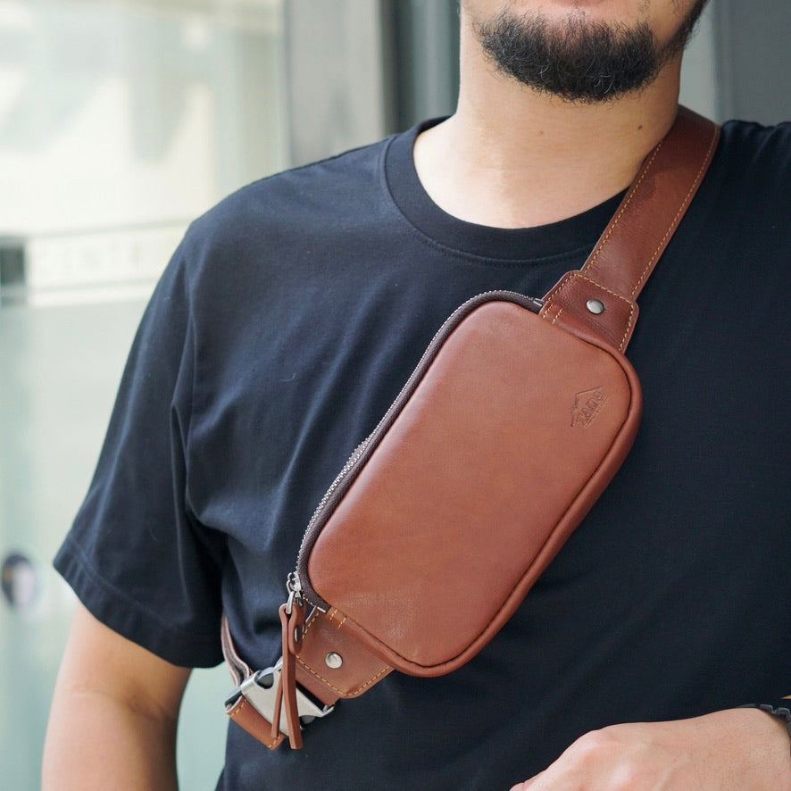 กระเป๋าหนังผู้ชาย/กระเป๋าหนังคาดอกผู้ชาย สีน้ำตาล รุ่น B-CBR-8118