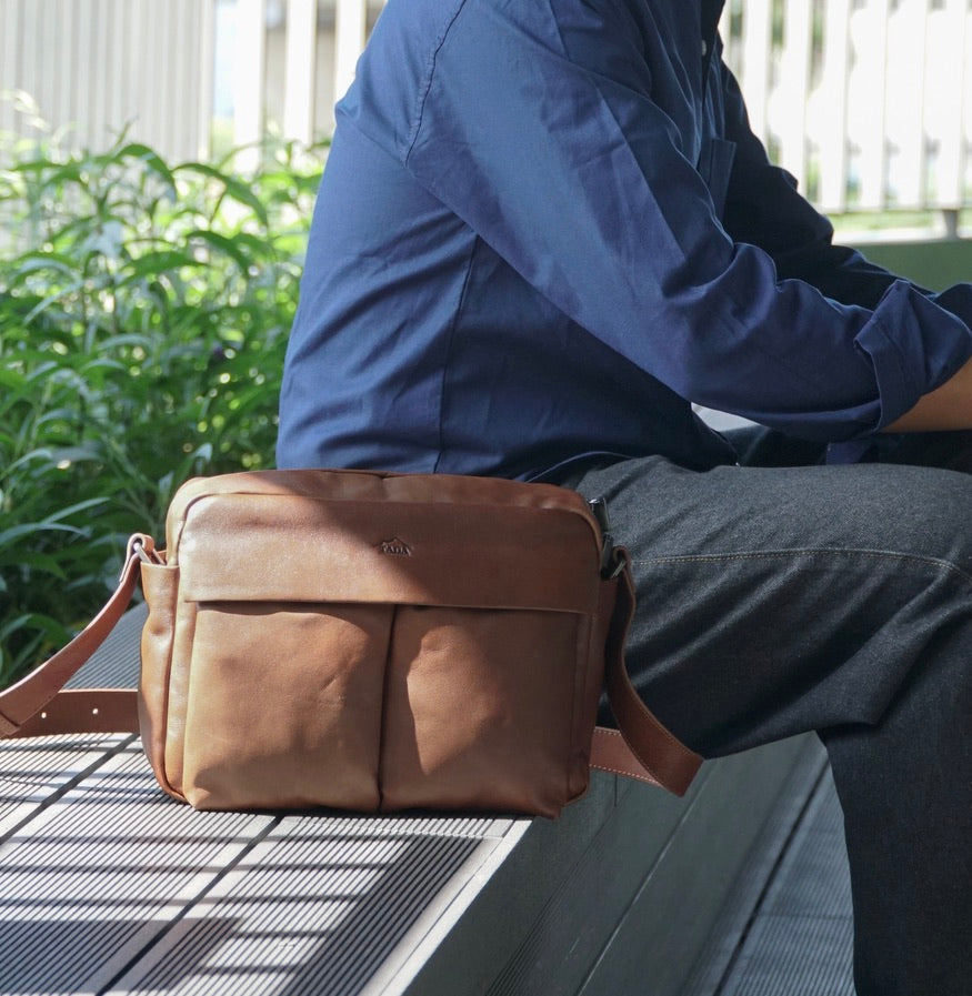 กระเป๋าหนังผู้ชาย /กระเป๋าหนังสะพายข้าง สีน้ำตาล รุ่น B-CBR-8941