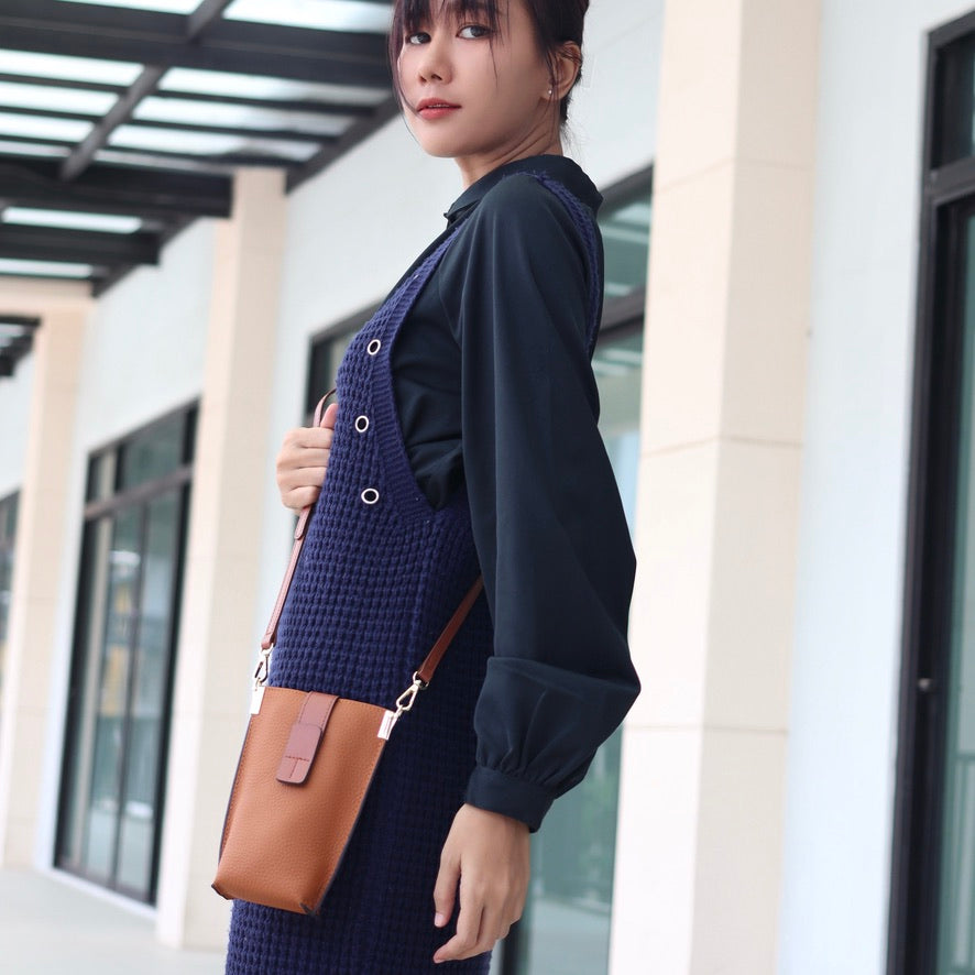 กระเป๋าหนังผู้หญิง /กระเป๋าหนังสะพายข้างผู้หญิง สีน้าตาล รุ่น B-LBR-8820 Lily