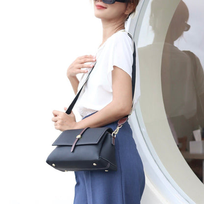กระเป๋าหนังผู้หญิง /กระเป๋าหนังสะพายข้างผู้หญิง สีดำ B-BK-8845 (Iris)