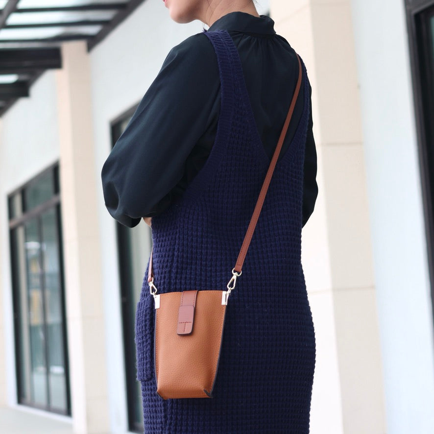 กระเป๋าหนังผู้หญิง /กระเป๋าหนังสะพายข้างผู้หญิง สีน้าตาล รุ่น B-LBR-8820 Lily