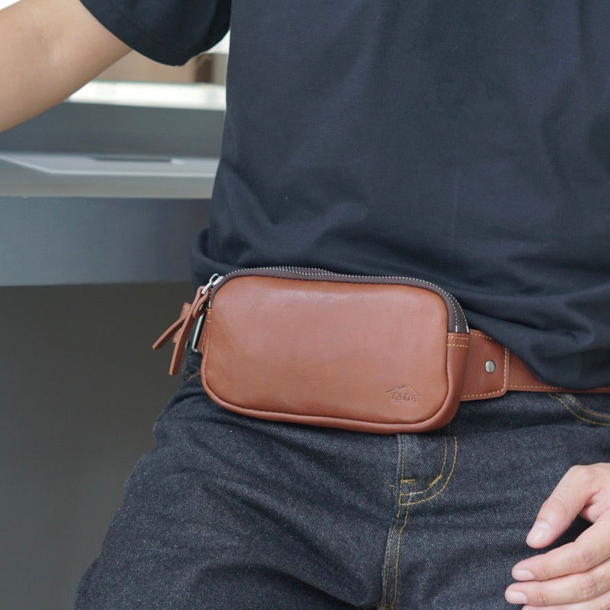 กระเป๋าหนังผู้ชาย/กระเป๋าหนังคาดอกผู้ชาย สีน้ำตาล รุ่น B-CBR-8118