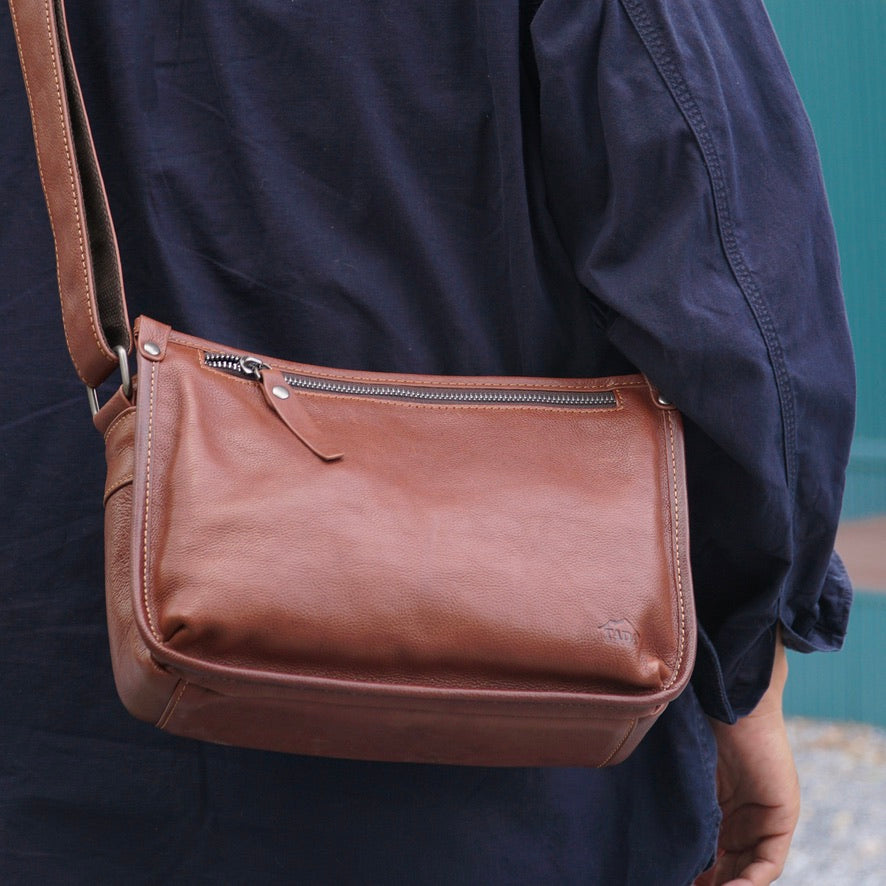 กระเป๋าหนังผู้ชาย/กระเป๋าหนังสะพายข้าง สีน้ำตาล รุ่น B-CBR-8335