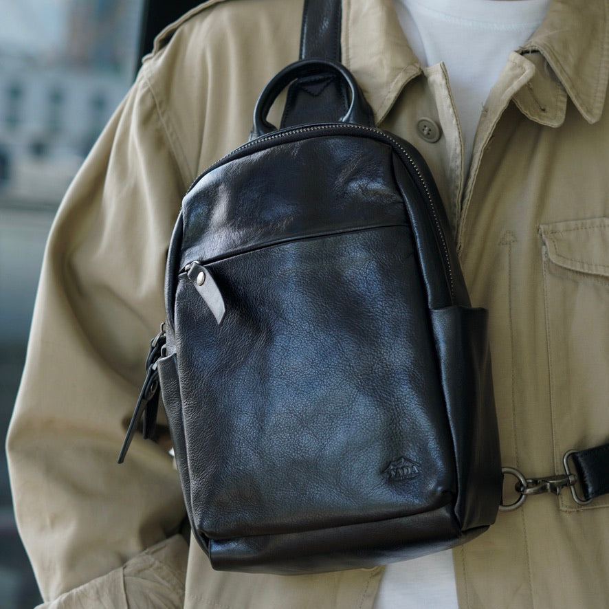 กระเป๋าหนังผู้ชาย /กระเป๋าหนังคาดอกผู้ชาย สีดำ รุ่น B-BK-2249