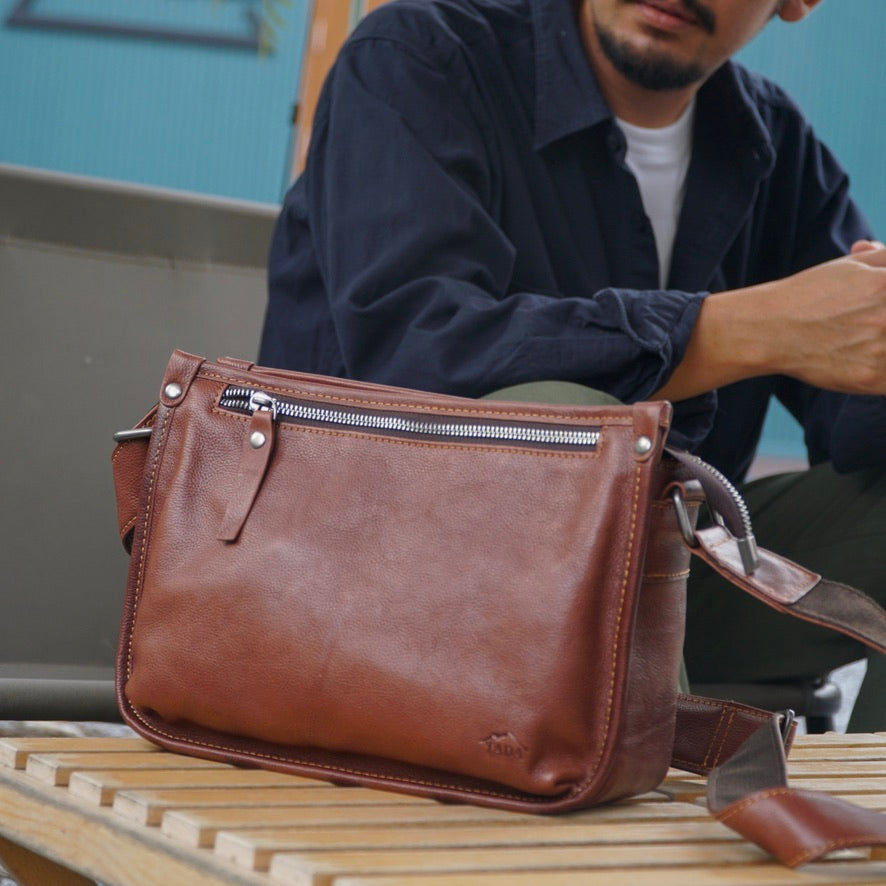 กระเป๋าหนังผู้ชาย/กระเป๋าหนังสะพายข้าง สีน้ำตาล รุ่น B-CBR-8335