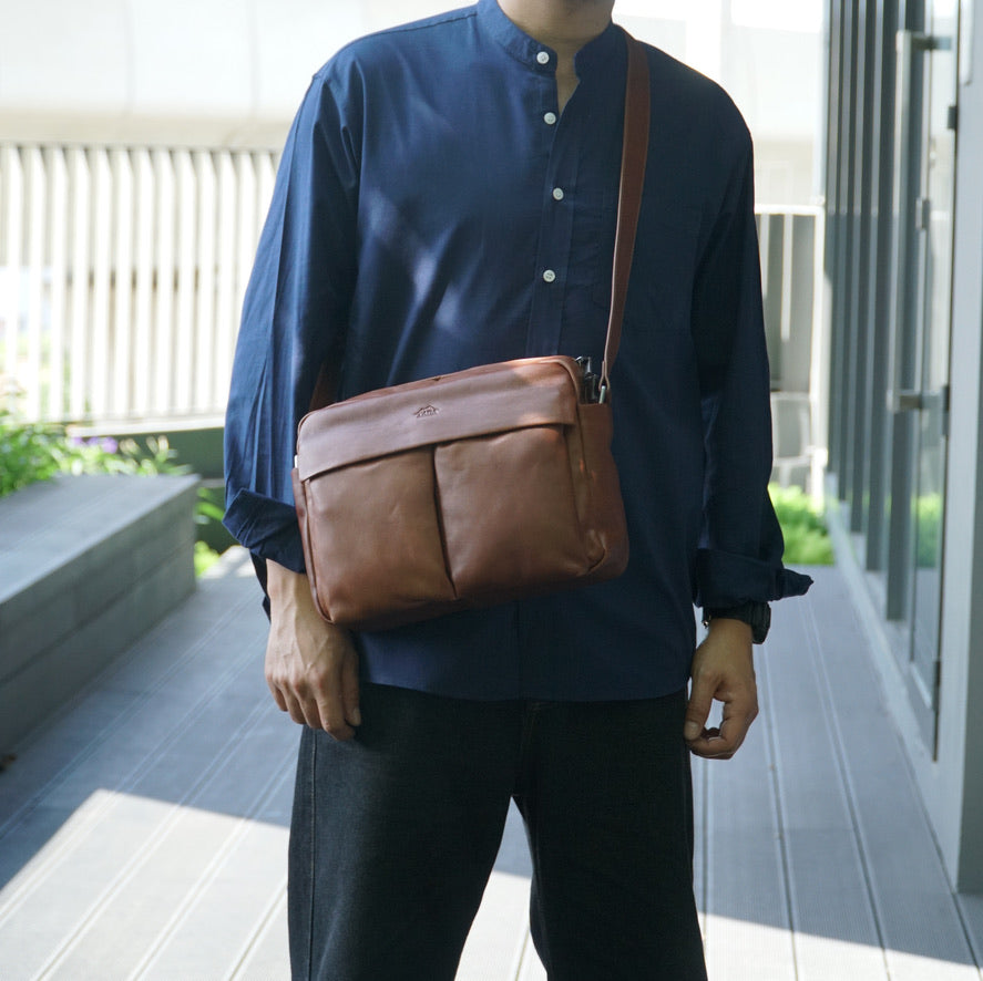 กระเป๋าหนังผู้ชาย /กระเป๋าหนังสะพายข้าง สีน้ำตาล รุ่น B-CBR-8941