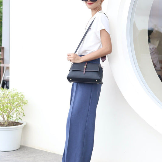 กระเป๋าหนังผู้หญิง /กระเป๋าหนังสะพายข้างผู้หญิง สีดำ B-BK-8845 (Iris)