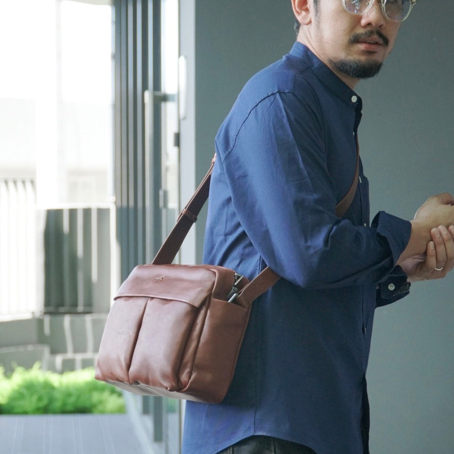 กระเป๋าหนังผู้ชาย /กระเป๋าหนังสะพายข้าง สีน้ำตาล รุ่น B-CBR-8941