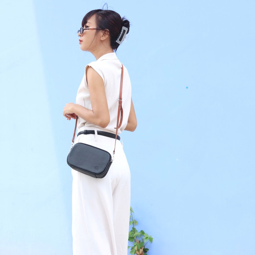 กระเป๋าหนังผู้หญิง /กระเป๋าหนังสะพายข้างผู้หญิง สีดำ รุ่น B-BK-125 Ava