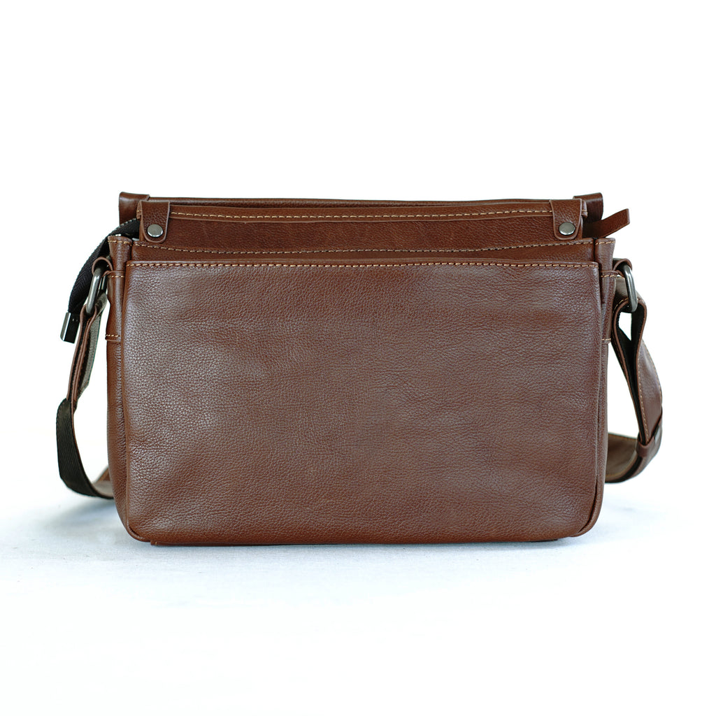 กระเป๋าหนังผู้ชาย/กระเป๋าหนังสะพายข้าง สีน้ำตาล รุ่น B-CBR-8335