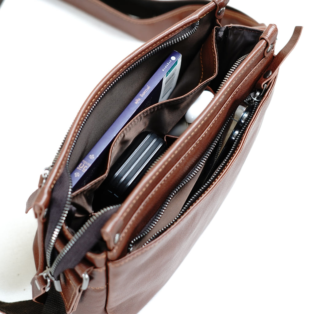 กระเป๋าหนังผู้ชาย/กระเป๋าหนังสะพายข้าง สีน้ำตาล รุ่น B-CBR-8335