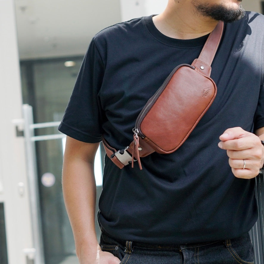 กระเป๋าหนังผู้ชาย/กระเป๋าหนังคาดอกผู้ชาย สีน้ำตาล รุ่น B-CBR-8118