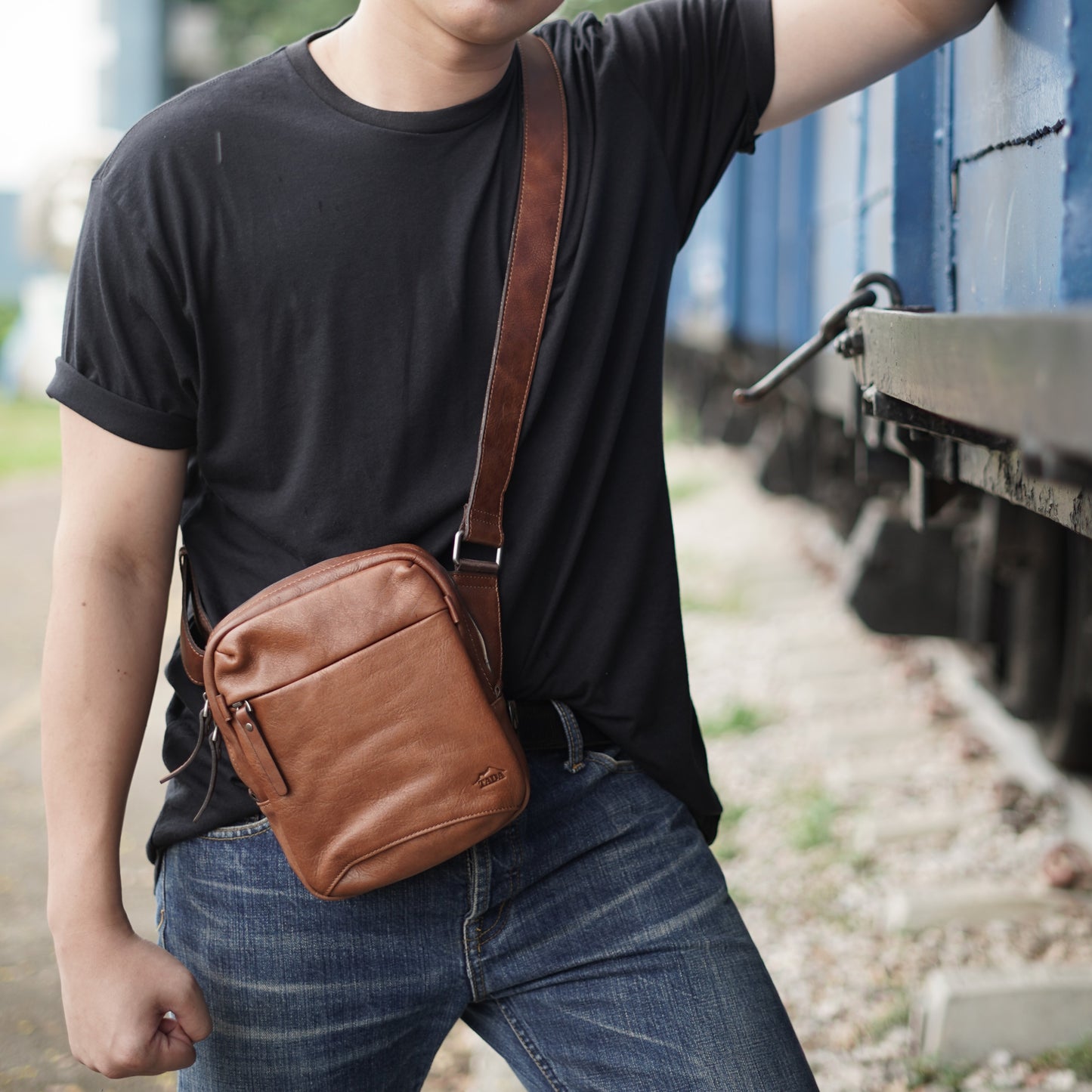 กระเป๋าหนังผู้ชาย /กระเป๋าหนังคาดอกผู้ชายสีน้ำตาลรุ่น B-CBR-788