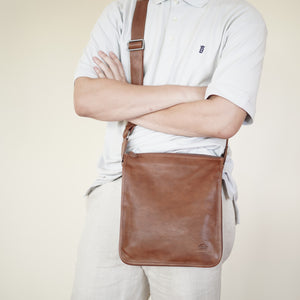 กระเป๋าสะพายข้างหนังแท้ B-CBR-1237 รุ่น Bach (Satchel Leather Bag)