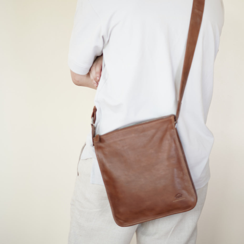 กระเป๋าสะพายข้างหนังแท้ B-CBR-1237 รุ่น Bach (Satchel Leather Bag)