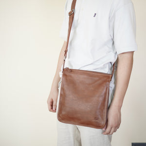 กระเป๋าสะพายข้างหนังแท้ B-CBR-1237 รุ่น Bach (Satchel Leather Bag)