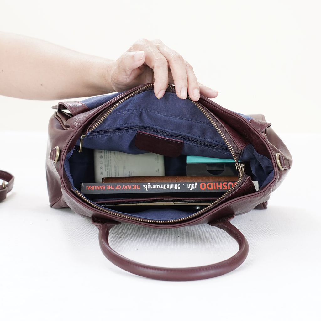 กระเป๋าหนังผู้หญิง/กระเป๋าหนังสะพายข้างผู้หญิง สีแดงเข้ม รุ่น B-RED-7282