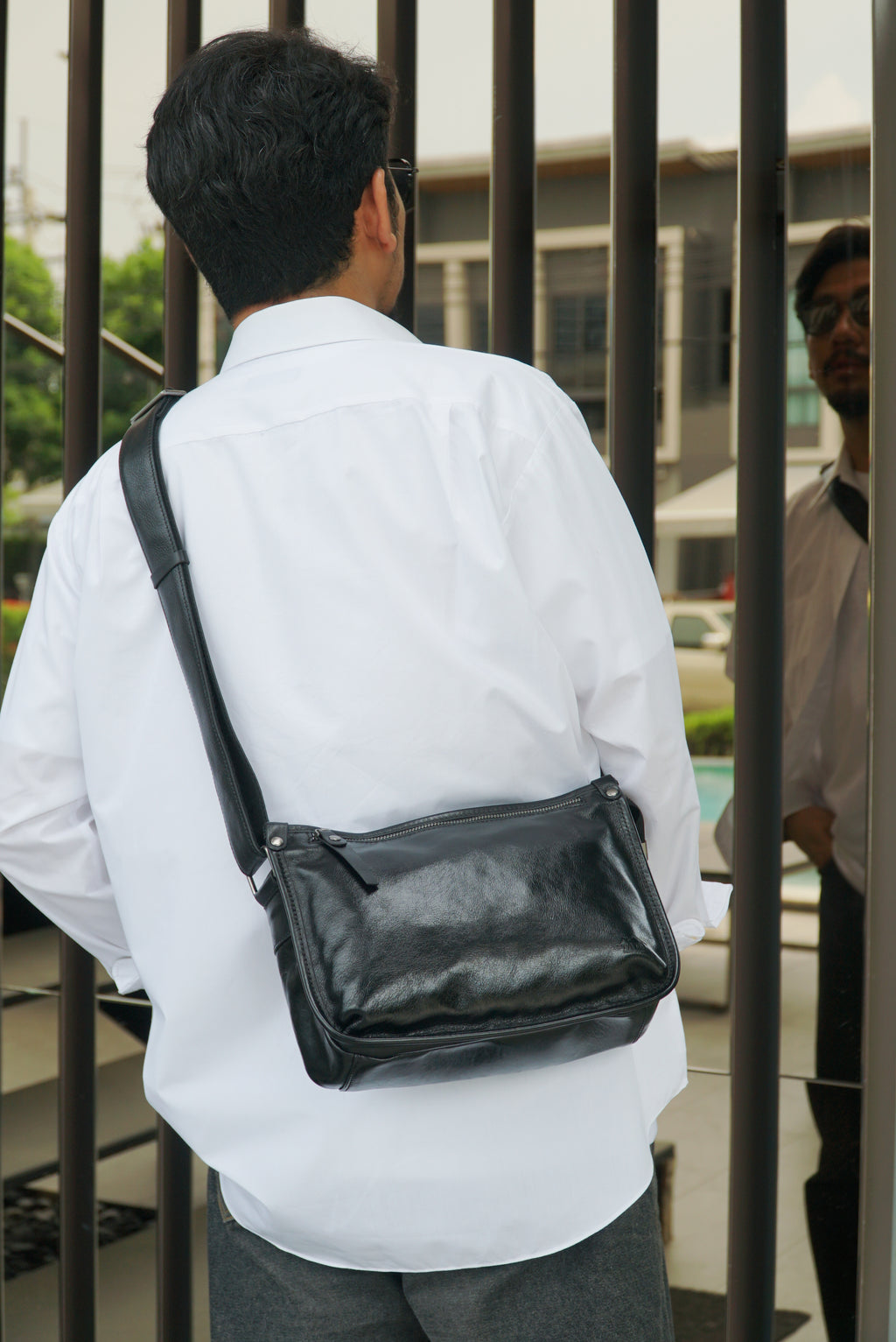 กระเป๋าหนังผู้ชาย/กระเป๋าหนังสะพายข้าง สีดำ รุ่น B-BK-8335