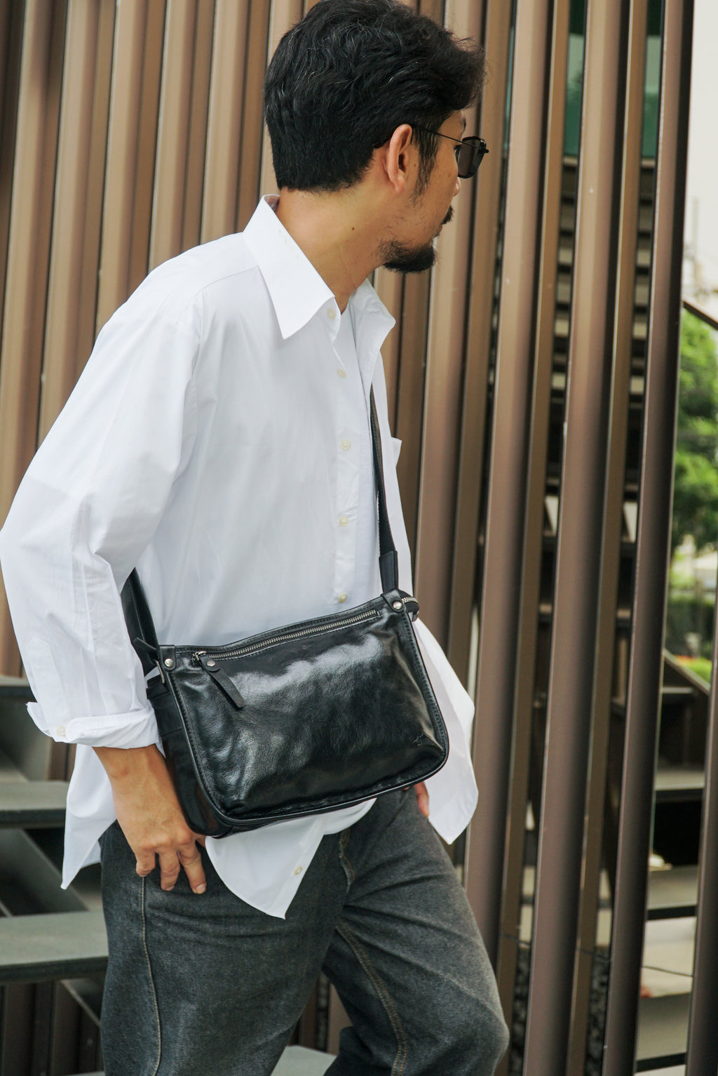 กระเป๋าหนังผู้ชาย/กระเป๋าหนังสะพายข้าง สีดำ รุ่น B-BK-8335