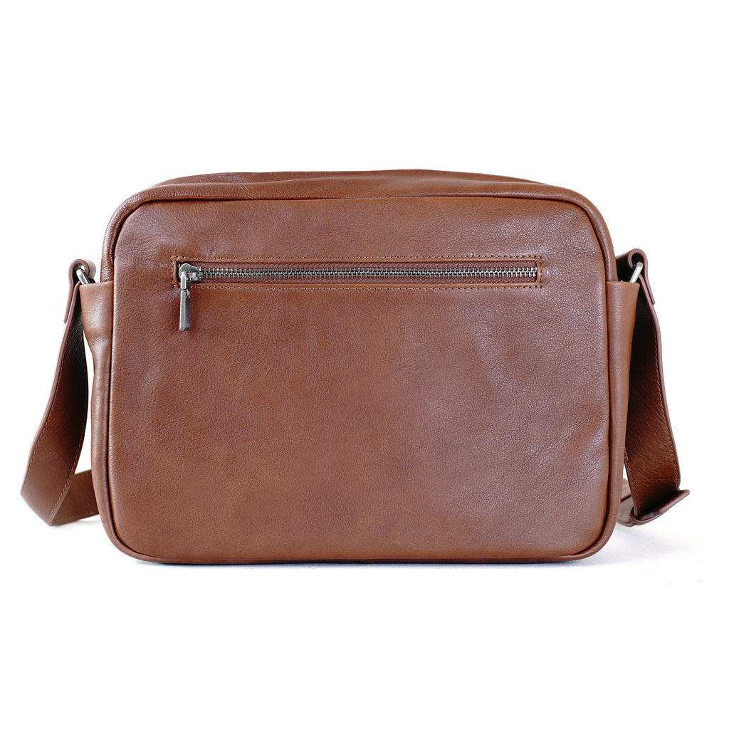 กระเป๋าหนังผู้ชาย /กระเป๋าหนังสะพายข้าง สีน้ำตาล รุ่น B-CBR-8941