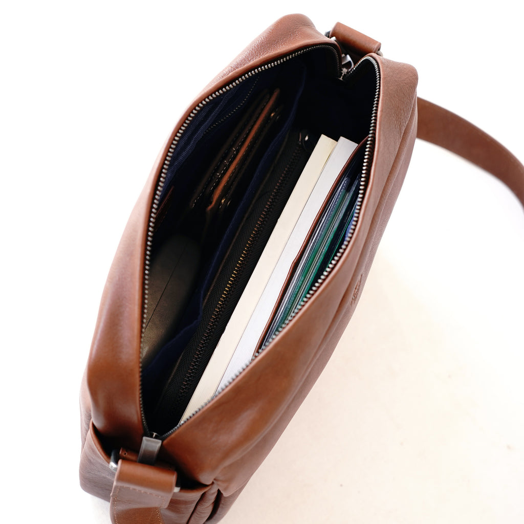 กระเป๋าหนังผู้ชาย /กระเป๋าหนังสะพายข้าง สีน้ำตาล รุ่น B-CBR-8941