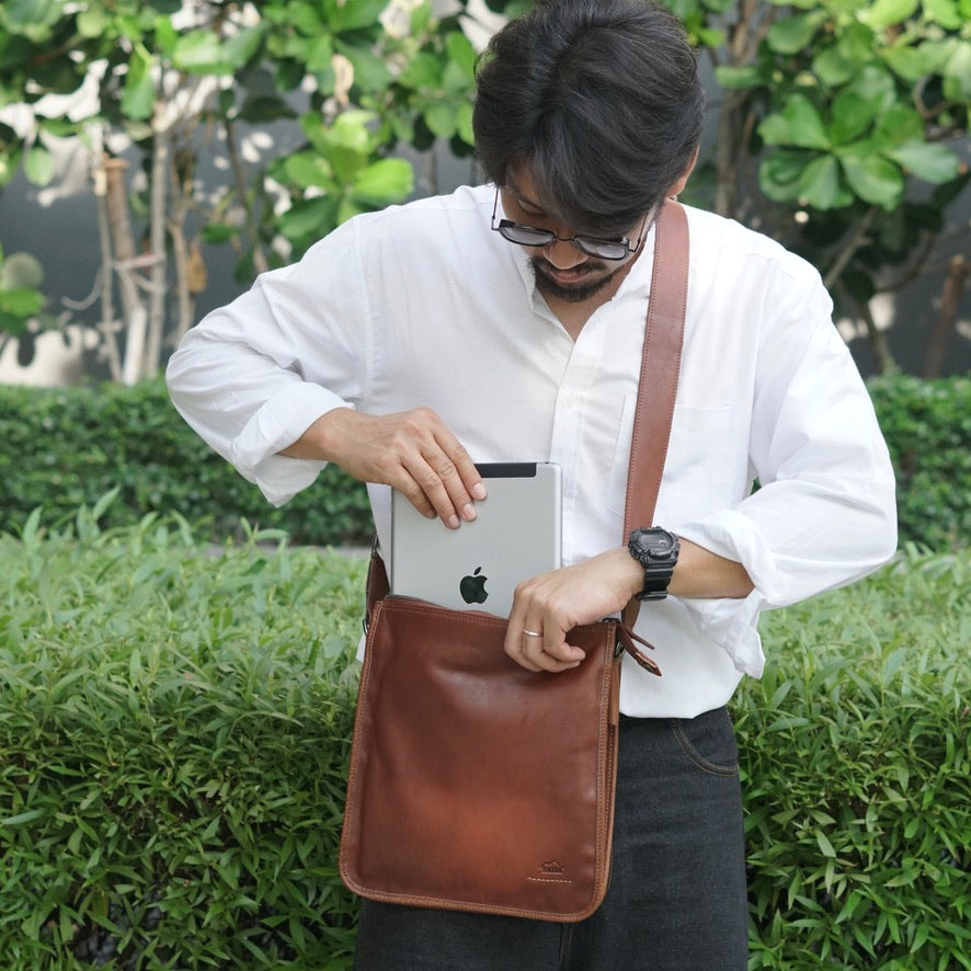 กระเป๋าสะพายข้างหนังแท้ B-CBR-1237 รุ่น Bach (Satchel Leather Bag)