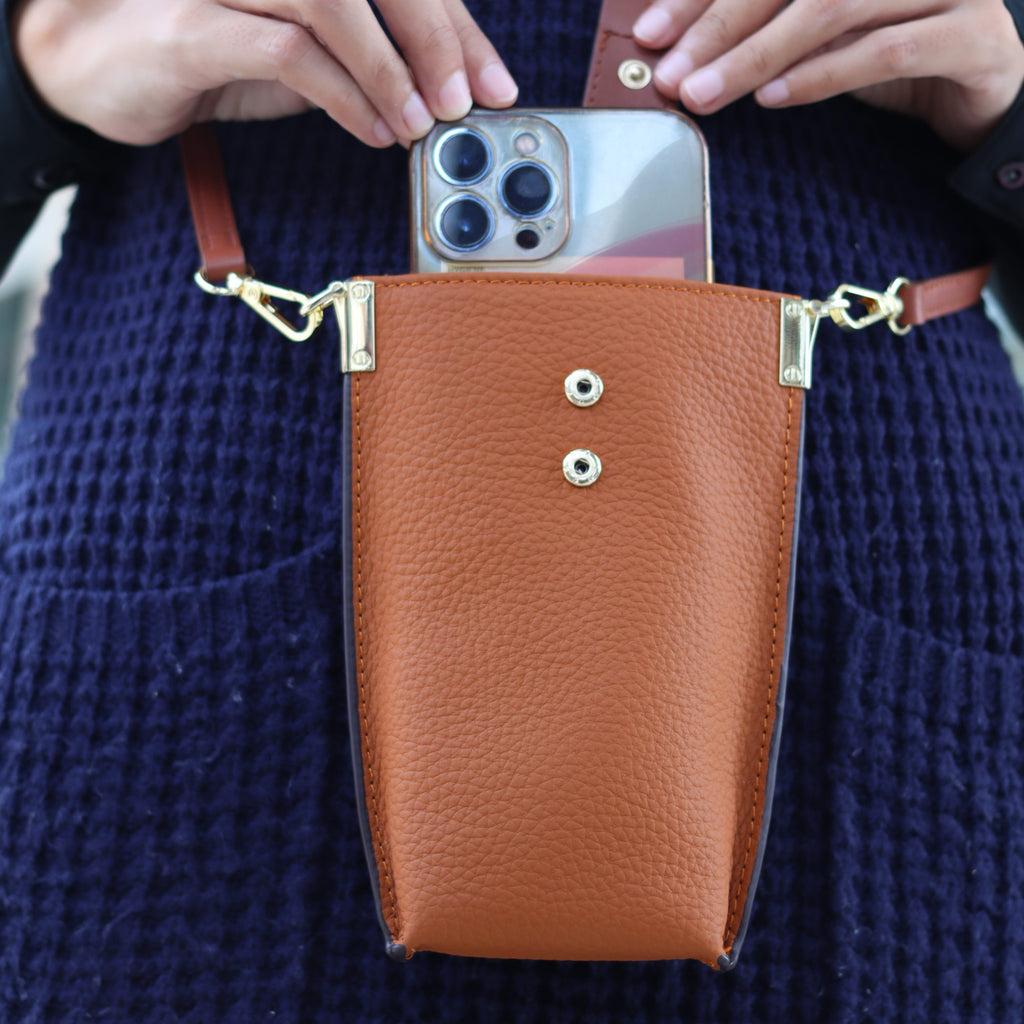 กระเป๋าหนังผู้หญิง /กระเป๋าหนังสะพายข้างผู้หญิง สีน้าตาล รุ่น B-LBR-8820 Lily