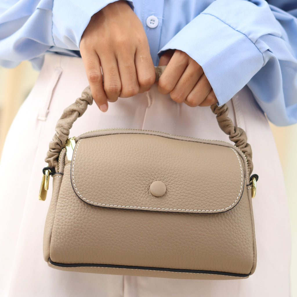 กระเป๋าหนังผู้หญิง /กระเป๋าหนังสะพายข้างผู้หญิง สีน้ำเบจ รุ่น B-BEI-8841 Chloe